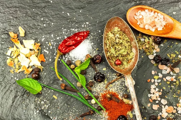 Baharat kayrak plaka üzerinde farklı türleri. Baharat satışı. Baharatlı gıda hazırlanması. Reklam baharat satıcı