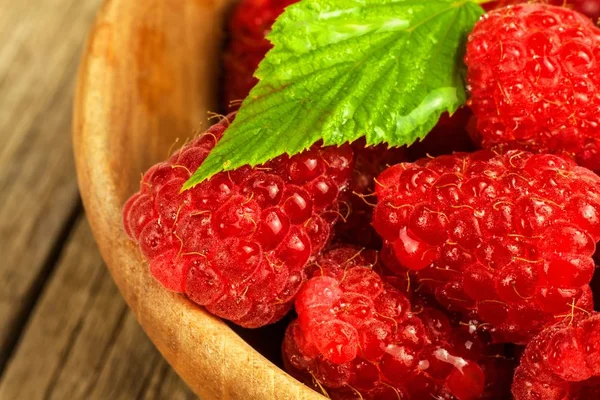 Frambuesas Frescas Una Mesa Madera Frutos Del Bosque Comida Saludable —  Fotos de Stock