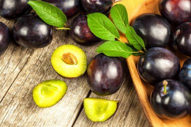 Ahşap bir masa üzerinde taze erik. Meyve hasat. Taze meyve satışı