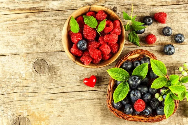 Frambuesas Frescas Arándanos Sobre Una Vieja Mesa Madera Recogida Frutas — Foto de Stock