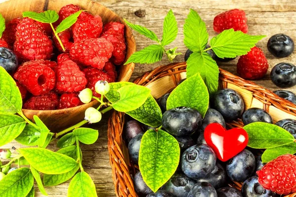 Färska Hallon Och Blåbär Ett Gammalt Träbord Fruktplockning Hälsosam Frukt — Stockfoto