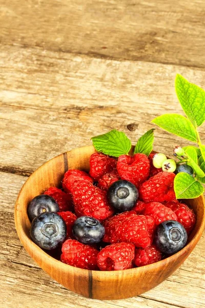 Frambuesas Frescas Arándanos Sobre Una Vieja Mesa Madera Recogida Frutas — Foto de Stock