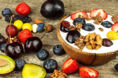 Yoğurt ile yaz meyve eski ahşap masa. Meyve ferahlık. Çocuklar için snack