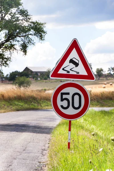 道路警告标志在滑路 洒在路上的碎石 在路上的夏日 捷克共和国的乡间小路 — 图库照片