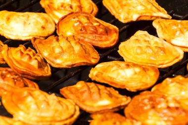 Oscypek - geleneksel füme peynir tuzlu koyun süt bir ızgara üzerinde yapılmıştır. Geleneksel Lehçe koyun sütünden oscypek Barbekü tarih olarak bilinen yapılmıştır peynir füme