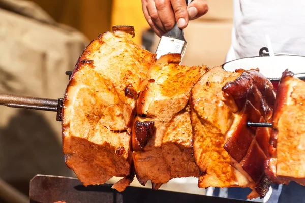 Мясо Свинины Жарят Открытом Огне Уличная Чешская Еда Гриле Нездоровая — стоковое фото
