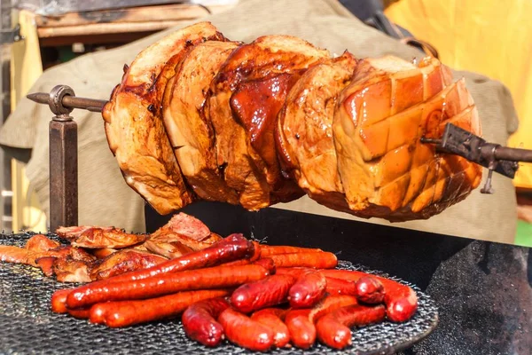Мясо Свинины Жарят Открытом Огне Уличная Чешская Еда Гриле Нездоровая — стоковое фото
