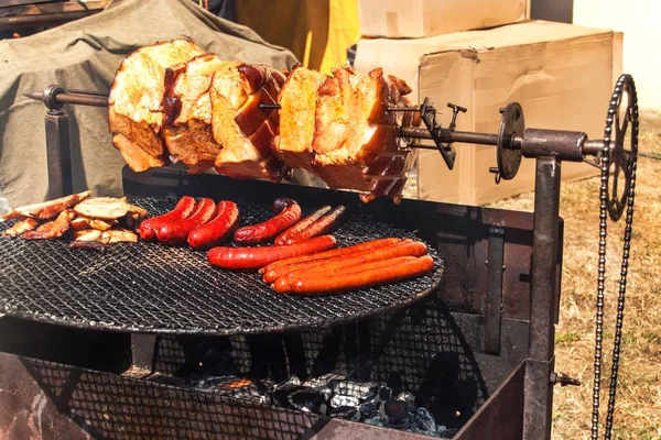 Мясо Свинины Жарят Открытом Огне Уличная Чешская Еда Гриле Нездоровая — стоковое фото