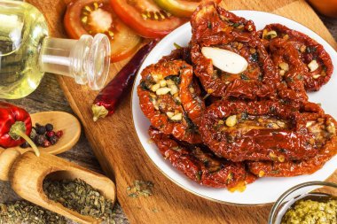 Kurutulmuş domates zeytin yağı sarımsak ile turşusu. Eski bir ahşap masa üzerinde domates ile ayçiçeği tohumu