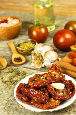 Kurutulmuş domates zeytin yağı sarımsak ile turşusu. Eski bir ahşap masa üzerinde domates ile ayçiçeği tohumu