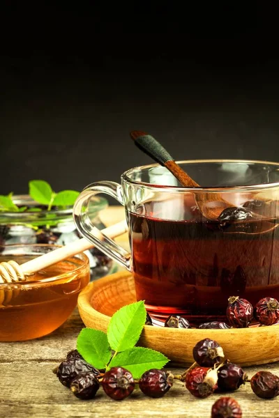 Домашний Чай Шиповника Традиционное Лекарство Простуды Гриппа Сушеная Ягода Деревянном — стоковое фото
