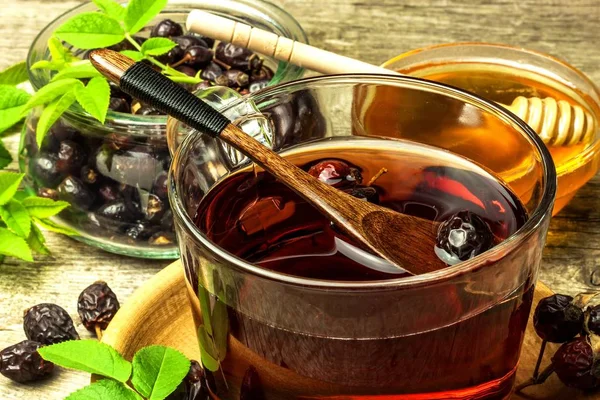 Домашний Чай Шиповника Традиционное Лекарство Простуды Гриппа Сушеная Ягода Деревянном — стоковое фото