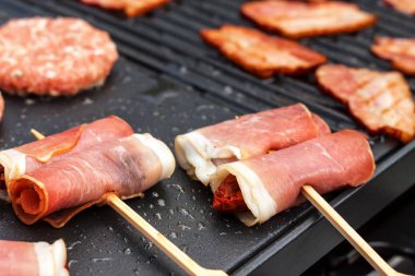 Bir elektrikli ızgara et. Ev yemekleri. Sağlıklı mangal. Arkadaşlar için yemek servisi. Elektrikli ızgara