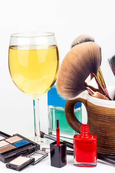 Make Penselen Een Glas Witte Wijn Eenzame Vrouw Cosmetische Industrie — Stockfoto