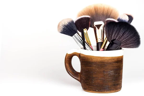 Schminkpinsel Einem Keramikbecher Auf Weißem Hintergrund Kosmetikindustrie Pinsel Für Schönheit — Stockfoto
