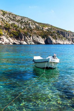 Hırvatistan Sahil tarafından balıkçı teknesi. Hvar Adası yakınlarında balık tutma. Körfezde gemi. Adriyatik Denizi kıyısında. Tatilden selamlar