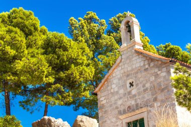 Hvar Adası Hırvatistan eski taş kilisede. Adriyatik Denizi sıcak gün. Hıristiyan Kilisesi. Hırvatistan selamlar. Tarihi bina