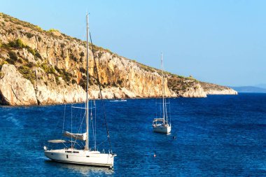 Teknelerden Hırvatistan kayalık sahil en palamarla. Akşam bay Hvar Adası. Denizde sakin ol. Gemi gün batımında. Tatil günlerinde bir Yelkenli
