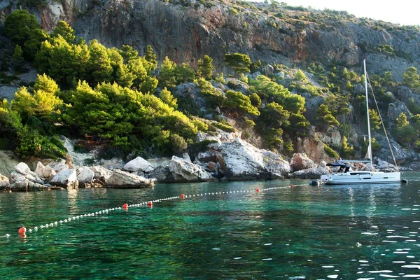 Zeilboten Afgemeerd Aan Rotsachtige Kust Van Kroatië Avond Baai Het — Stockfoto