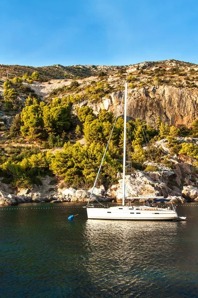 Barche Vela Ormeggiate Sulla Costa Rocciosa Della Croazia Baia Serale — Foto Stock