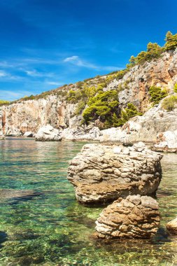 Hırvat kayalık sahil şeridi. Sahil Hvar Adası. Deniz selamlar. Deniz ve Hırvatistan kayalarda. Denizde tatil. Sessiz yerleştir