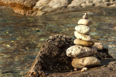 Güzel bir günde deniz cephesinde çakıl yığını. Sahil çakıl yığını. Taş piramit. Dengeli Zen taşlar