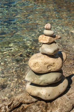 Güzel bir günde deniz cephesinde çakıl yığını. Sahil çakıl yığını. Taş piramit. Dengeli Zen taşlar