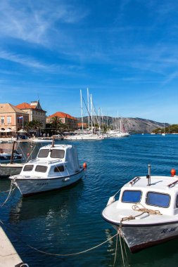 Stari Grad, Hırvatistan, 11 Eylül 2018: Tekneler Stari Grad bağlantı noktası. Hırvat Hvar Adası en eski şehirde