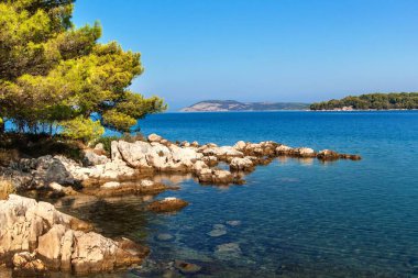 Hırvat sahil. Hvar Adası deniz manzara. Tatilden selamlar. Deniz ve deniz kenarı buzlu