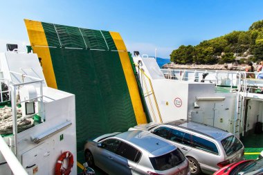 Hırvatistan, Drvenik, 8 Eylül 2018: Ferry Jadrolinija Hırvatistan Adriyatik Denizi'ndeki adalar arasında. Drvenik kasaba Hvar Adası üzerinde yelken