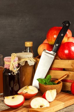 Taze elma eski ahşap masa. Siyah arka plan. Sonbaharda hasat meyve. Elma satışı. Çiftlikte hayat. Yerli apple ürünleri. Gıda fotoğrafçılığı