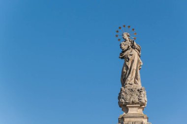 Aziz Barok heykelleri. Çek Cumhuriyeti - Güney Moravia Valtice şehir sütununda Barok veba detayını. Sanat eseri. Yerleşik 1690