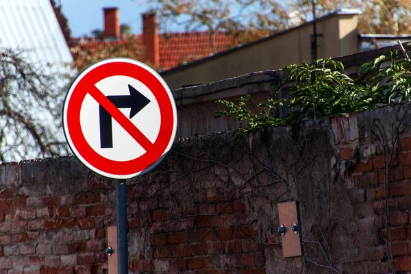 Dopravní Značka Zakazuje Otáčení Doprava Starou Cihlovou Zeď — Stock fotografie