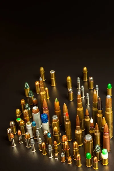 Différents types de munitions sur fond noir. Vente d'armes et de munitions. Le droit de tenir une arme . — Photo