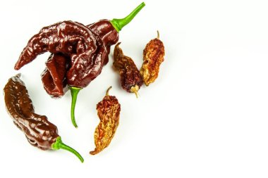 Beyaz zemin üzerine biber. Alan metni altında. Ekstra chili biber Naga Bhut Jolokia çikolata sıcak. Sağlıklı baharat. Satılık Chili