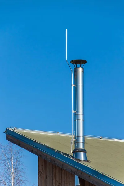 有機の木造建築の新しいステンレス鋼の煙突 煙突の上の避雷針 雷保護 生態学的な暖房 — ストック写真