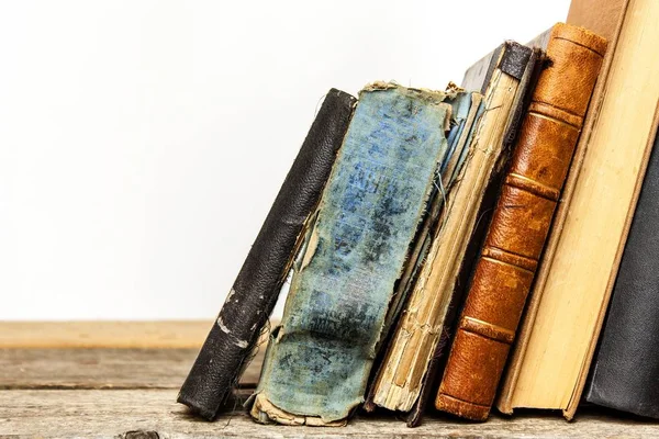 Alte Bücher Auf Einem Holzregal Auf Weißem Hintergrund Studium Alter — Stockfoto