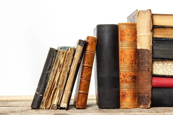 Oude Boeken Een Houten Plank Een Witte Achtergrond Bestuderen Van — Stockfoto