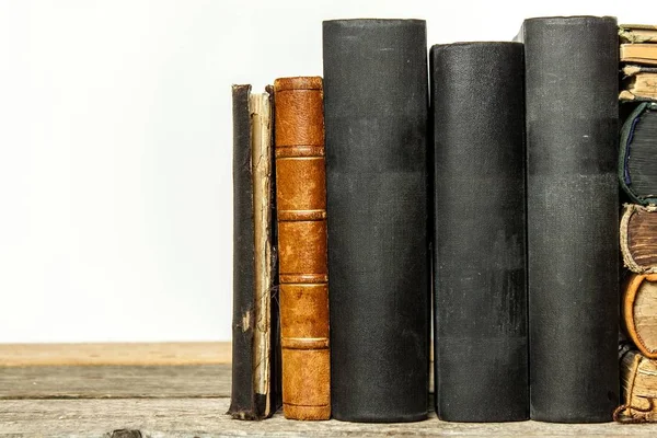 Oude Boeken Een Houten Plank Een Witte Achtergrond Bestuderen Van — Stockfoto