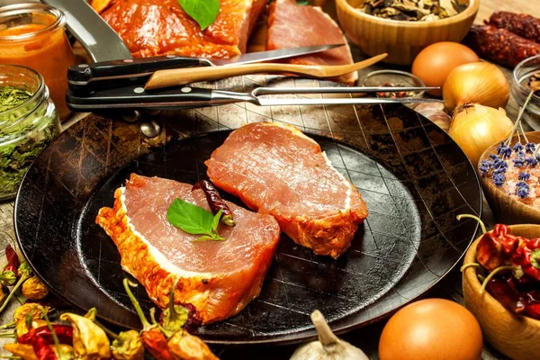 猪排上的猪排 生肉和香料 烤肉酱上的腌制猪肉 食品制备 — 图库照片