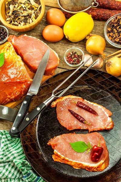鉄鍋にポーク チョップ 生の肉やスパイス グリルに豚肉をマリネしました 食品の調製 — ストック写真