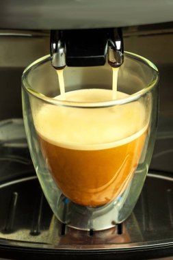 Ev profesyonel kahve makinesi espresso fincan ile. Kahve hazırlama. Espresso kahve makinesi ve sıcak kahve ile cam