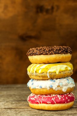 Sağlıksız yiyecek. Çörek ahşap bir masa üzerinde. Obezite ve diyabet tehlikeleri. Satış tatlılar. Kahvaltı için çörek.