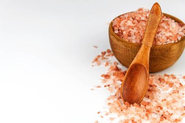Beyaz arka plan üzerinde Himalayalar pembe tuz. Pembe Himalaya tuz yığını. Baharat satışı.