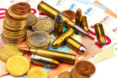 Euro sikke ve banknot ve farklı çaptaki kartuşları. Yasa dışı ticaret mühimmat. Silah satışı. Terörizmin finansmanı.