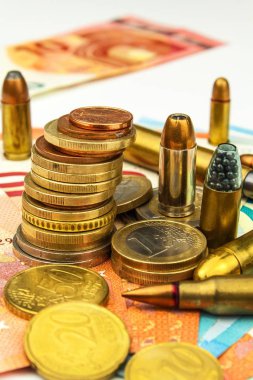 Euro sikke ve banknot ve farklı çaptaki kartuşları. Yasa dışı ticaret mühimmat. Silah satışı. Terörizmin finansmanı.