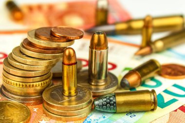 Euro sikke ve banknot ve farklı çaptaki kartuşları. Yasa dışı ticaret mühimmat. Silah satışı. Terörizmin finansmanı.
