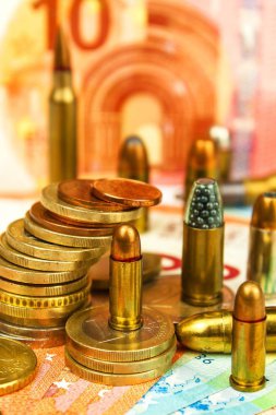 Euro sikke ve banknot ve farklı çaptaki kartuşları. Yasa dışı ticaret mühimmat. Silah satışı. Terörizmin finansmanı.