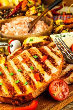 Bir ahşap tahta üzerinde ızgara domuz pirzolası. Protein yiyecek. Izgara et. Yiyecek hazırlama. Protein diyeti.