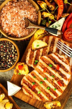 Bir ahşap tahta üzerinde ızgara domuz pirzolası. Protein yiyecek. Izgara et. Yiyecek hazırlama. Protein diyeti.